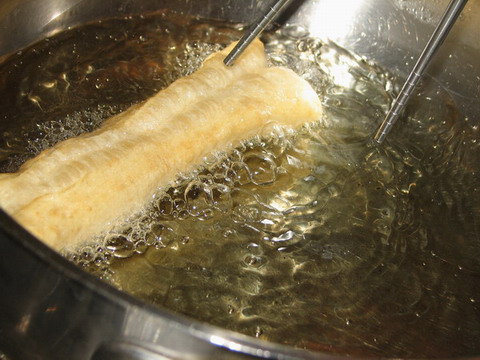 炸油条.JPG
